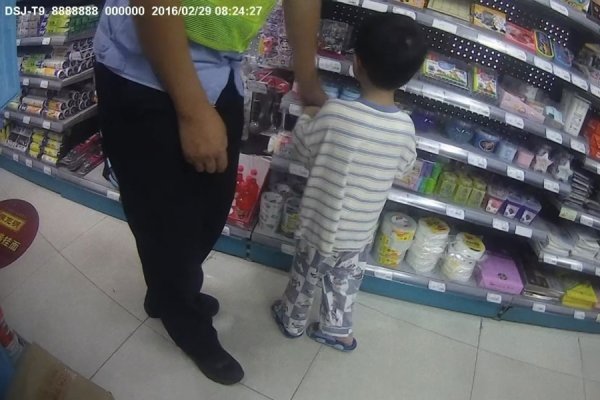 亿牛策略 4岁男童独自溜出家门迷路哭泣，浦东警辅买来新玩具哄他到派出所寻亲