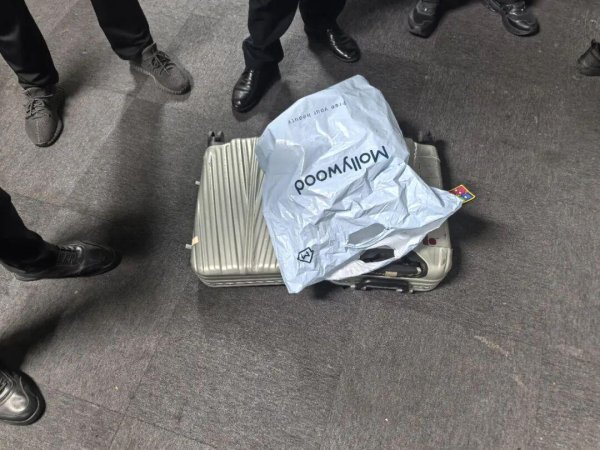 通盈证券 行李箱内惊现80万“现金”？报警后拆封，大家都乐了……